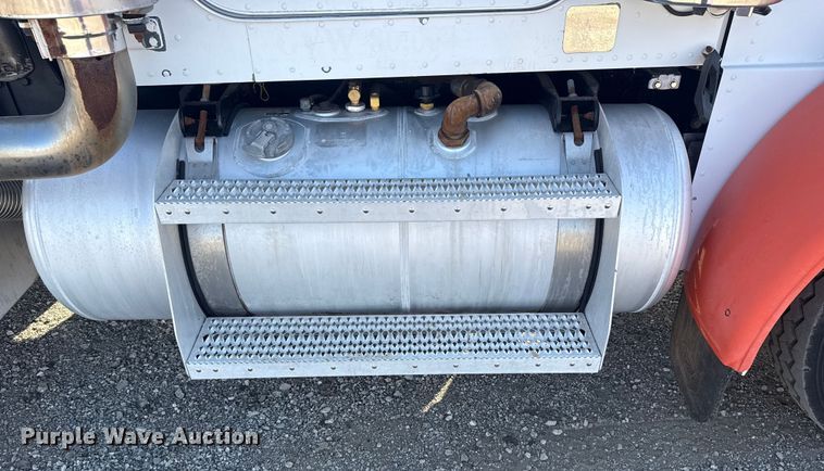 image for item EG1762 2005 Peterbilt 379 semi truck