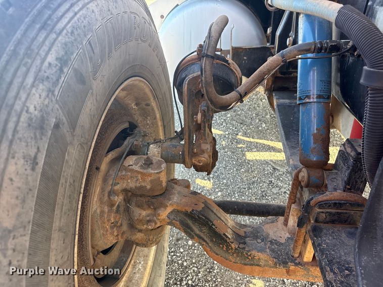 image for item EG1762 2005 Peterbilt 379 semi truck