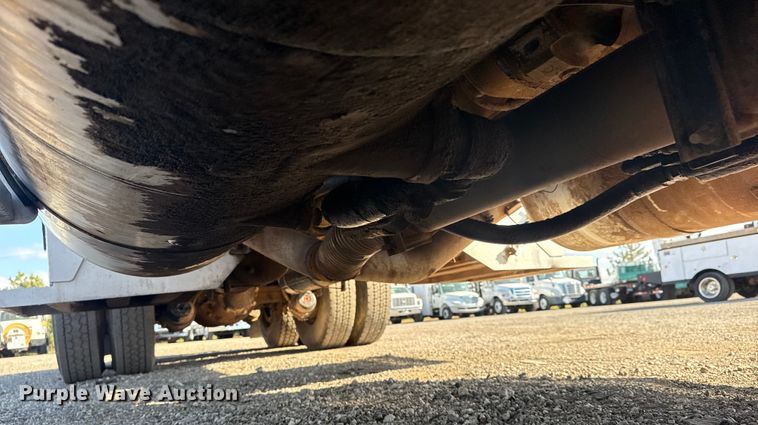 image for item EG1762 2005 Peterbilt 379 semi truck