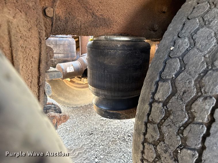 image for item EG1762 2005 Peterbilt 379 semi truck