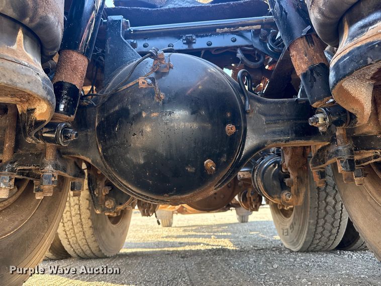 image for item EG1762 2005 Peterbilt 379 semi truck