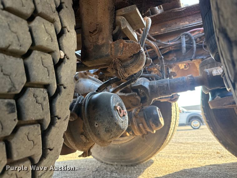 image for item EG1762 2005 Peterbilt 379 semi truck