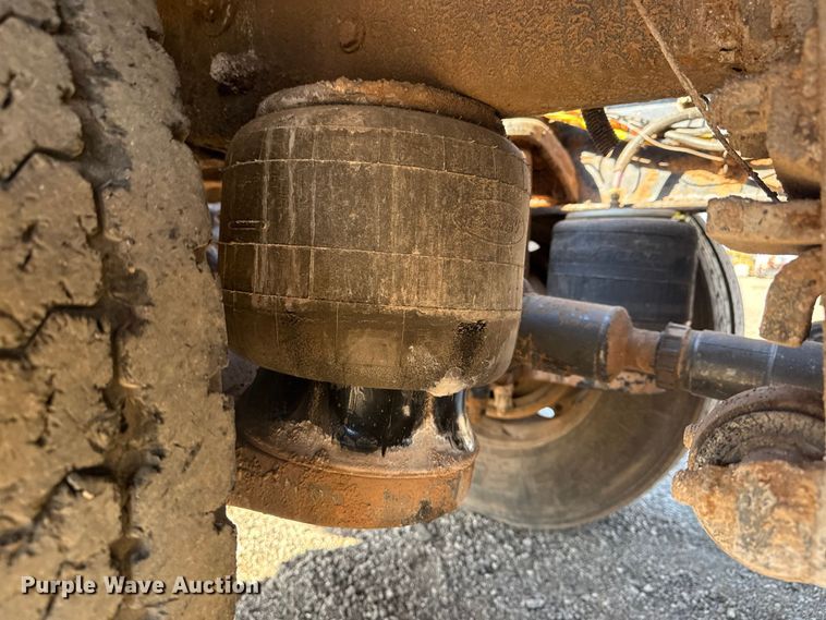 image for item EG1762 2005 Peterbilt 379 semi truck