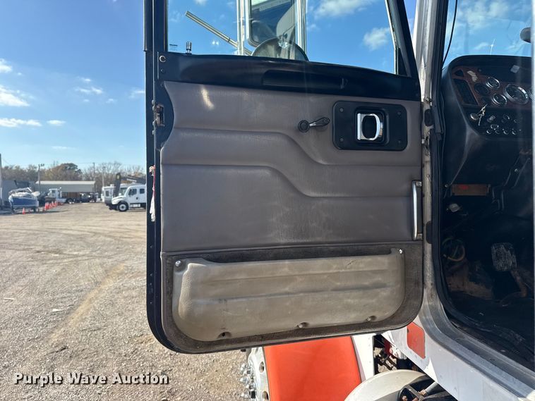 image for item EG1762 2005 Peterbilt 379 semi truck