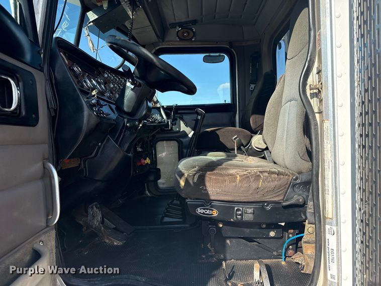 image for item EG1762 2005 Peterbilt 379 semi truck