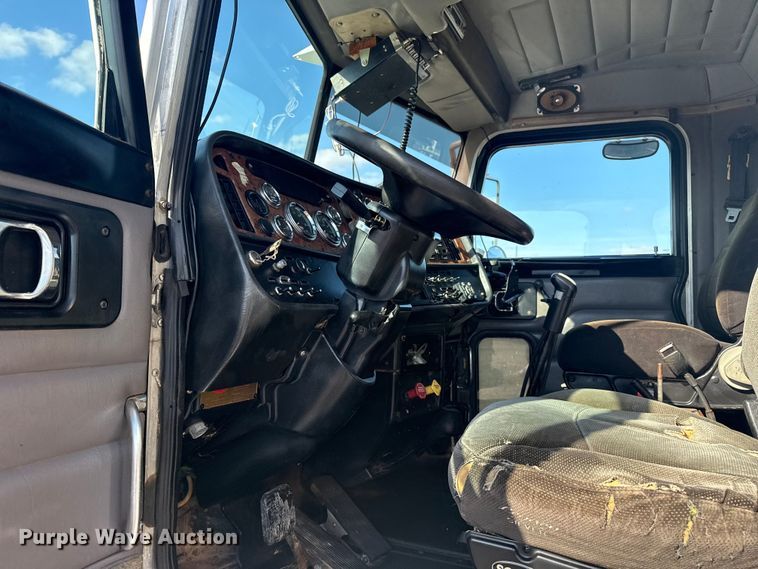 image for item EG1762 2005 Peterbilt 379 semi truck