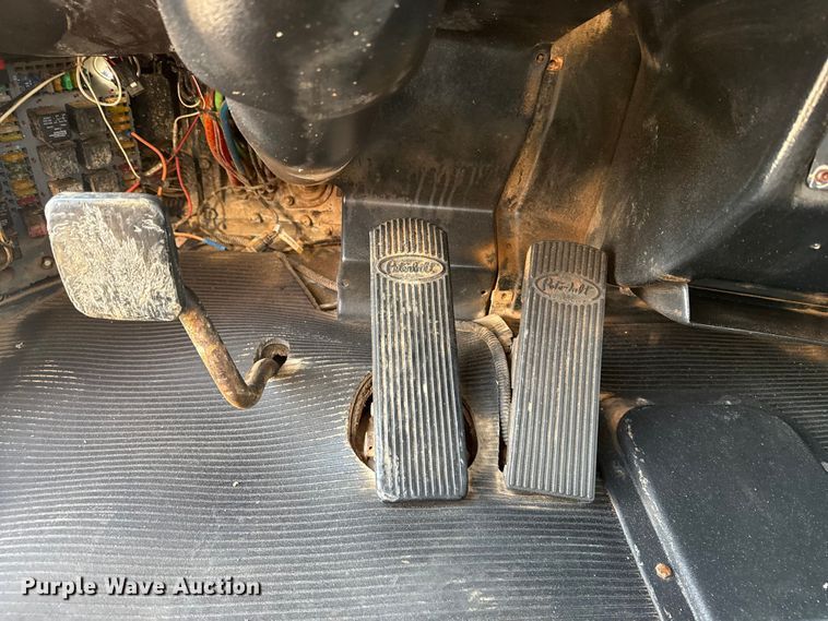 image for item EG1762 2005 Peterbilt 379 semi truck