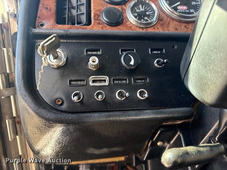 image for item EG1762 2005 Peterbilt 379 semi truck