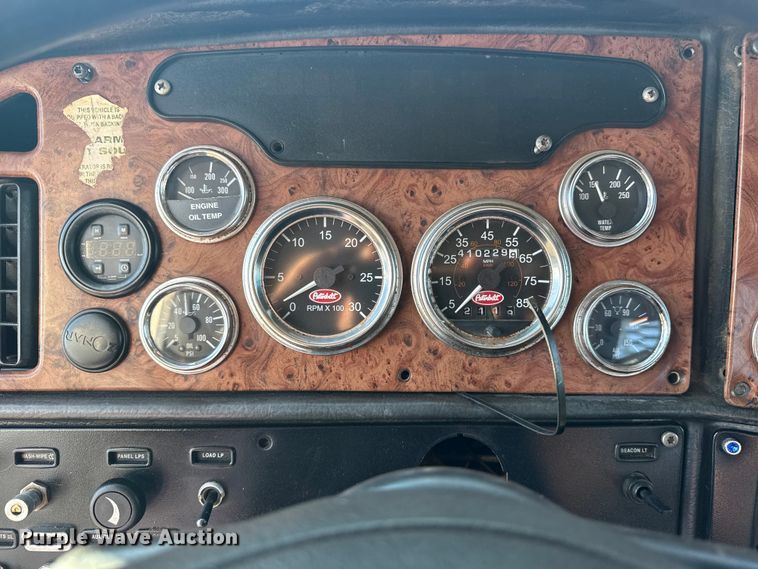 image for item EG1762 2005 Peterbilt 379 semi truck