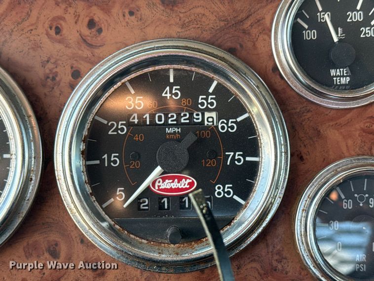 image for item EG1762 2005 Peterbilt 379 semi truck