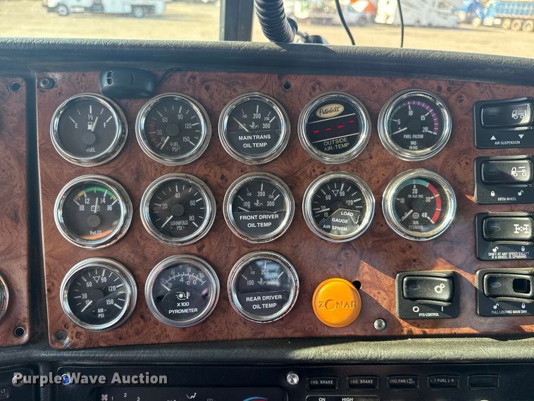 image for item EG1762 2005 Peterbilt 379 semi truck