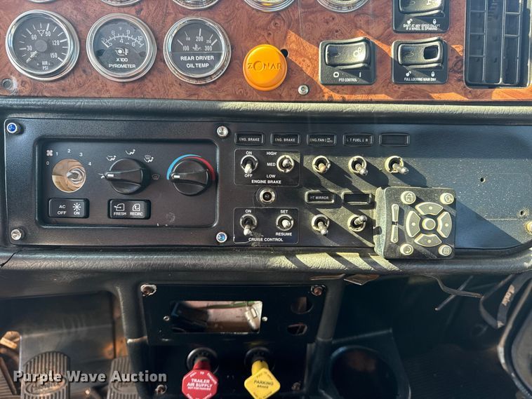 image for item EG1762 2005 Peterbilt 379 semi truck