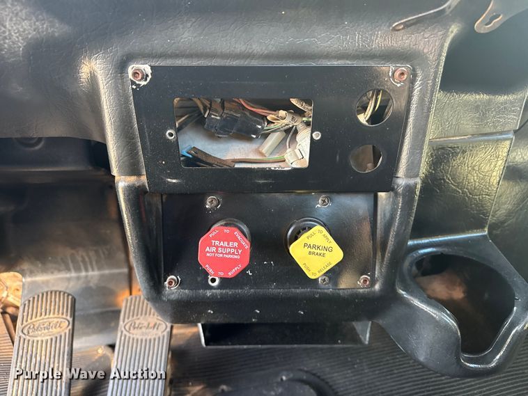 image for item EG1762 2005 Peterbilt 379 semi truck