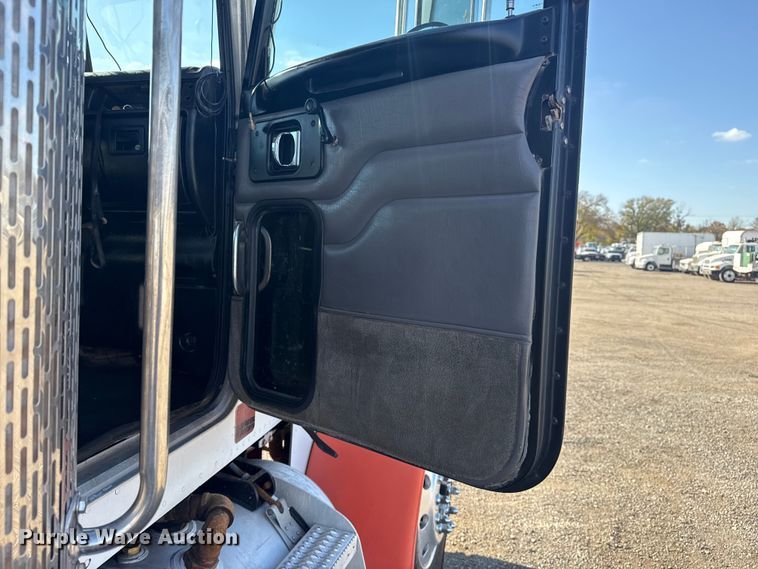 image for item EG1762 2005 Peterbilt 379 semi truck