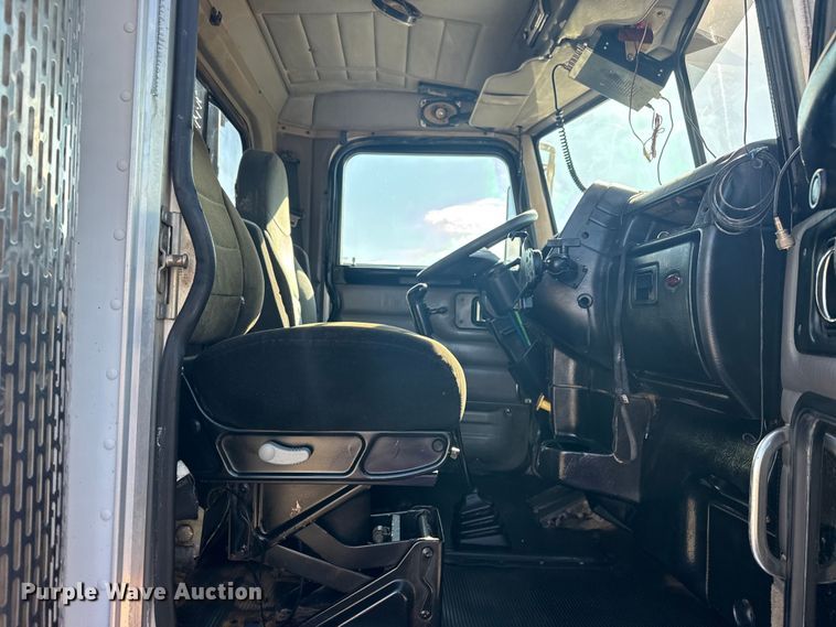 image for item EG1762 2005 Peterbilt 379 semi truck