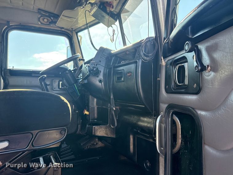 image for item EG1762 2005 Peterbilt 379 semi truck