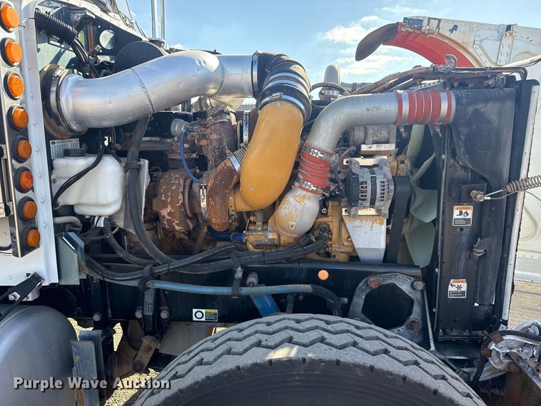 image for item EG1762 2005 Peterbilt 379 semi truck