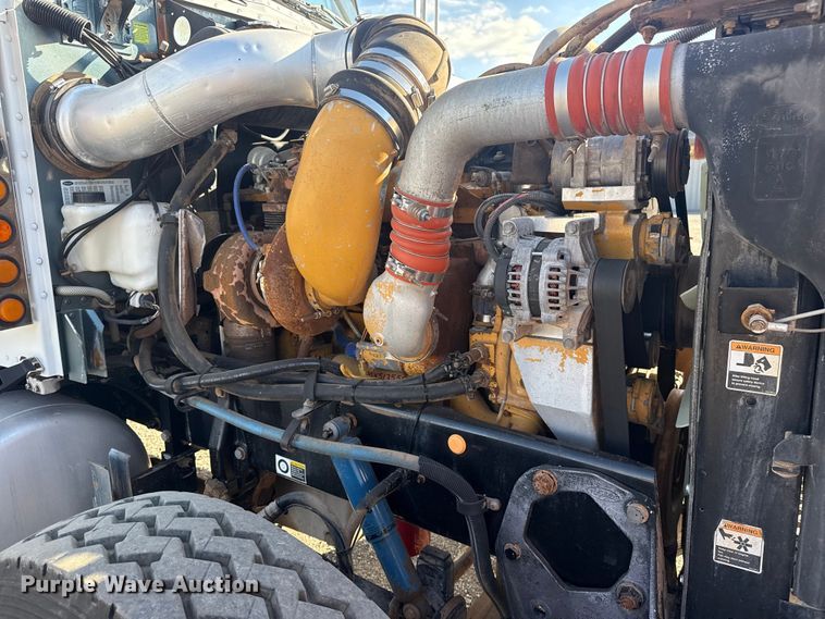 image for item EG1762 2005 Peterbilt 379 semi truck