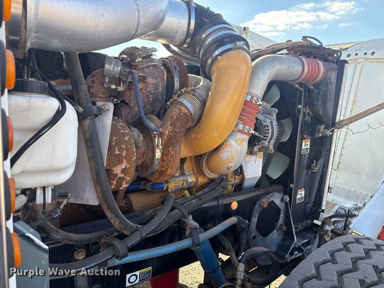 image for item EG1762 2005 Peterbilt 379 semi truck