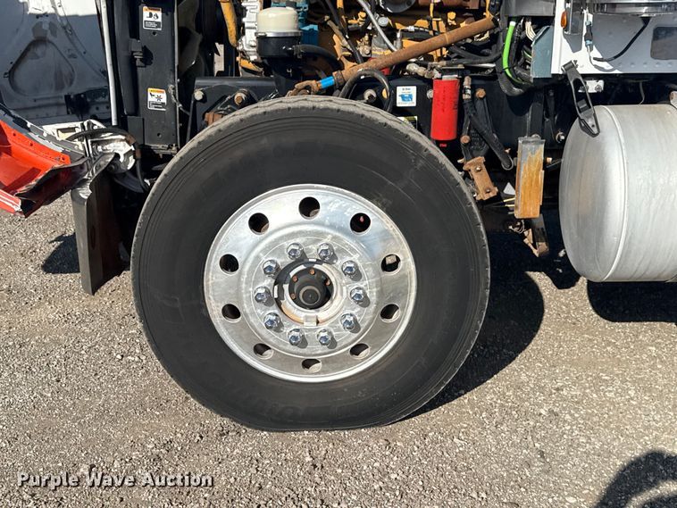 image for item EG1762 2005 Peterbilt 379 semi truck