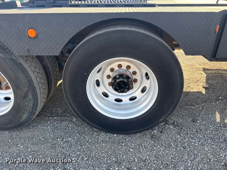 image for item EG1762 2005 Peterbilt 379 semi truck