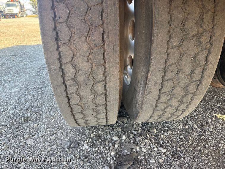 image for item EG1762 2005 Peterbilt 379 semi truck