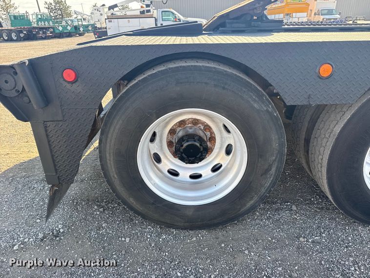 image for item EG1762 2005 Peterbilt 379 semi truck