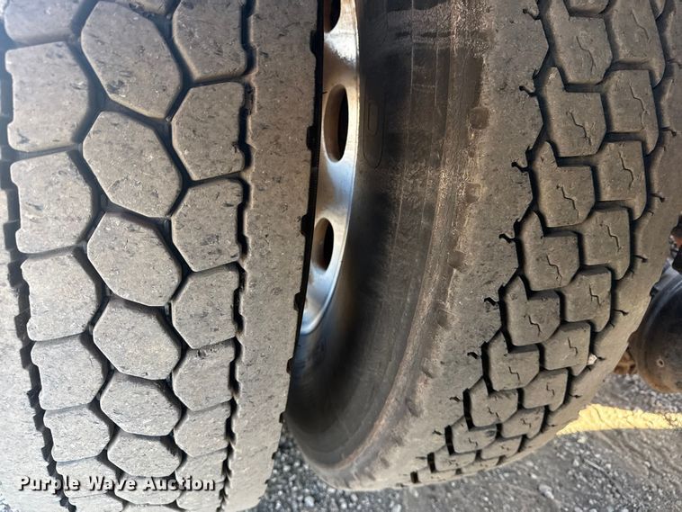 image for item EG1762 2005 Peterbilt 379 semi truck