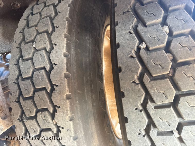 image for item EG1762 2005 Peterbilt 379 semi truck