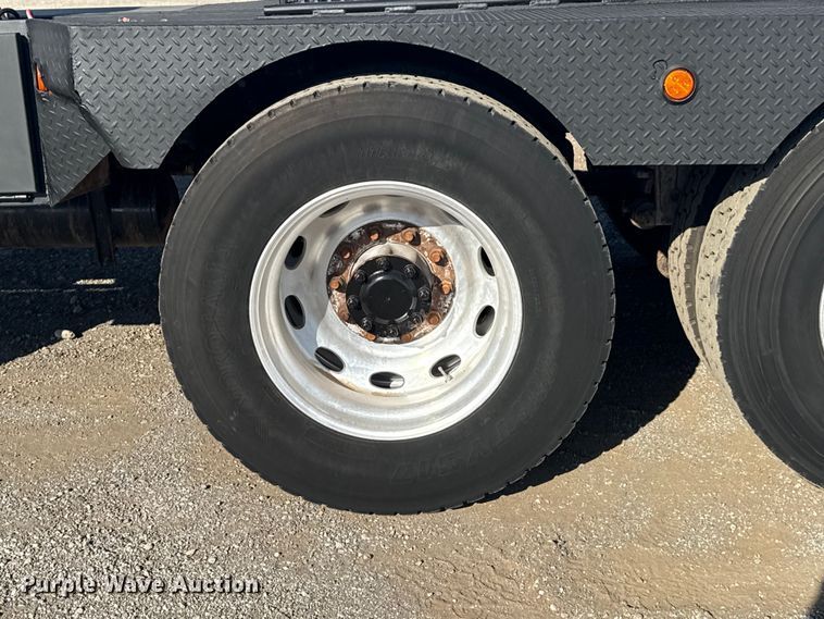 image for item EG1762 2005 Peterbilt 379 semi truck