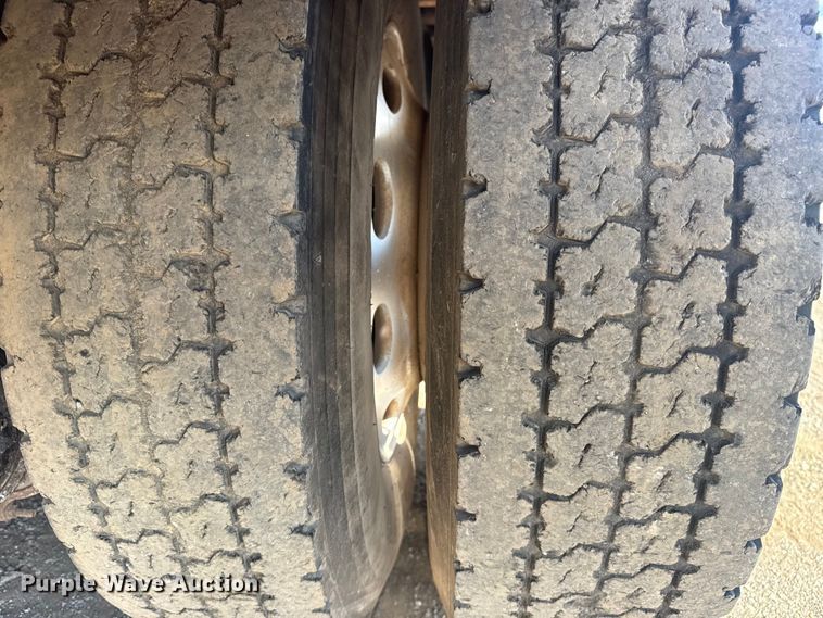 image for item EG1762 2005 Peterbilt 379 semi truck