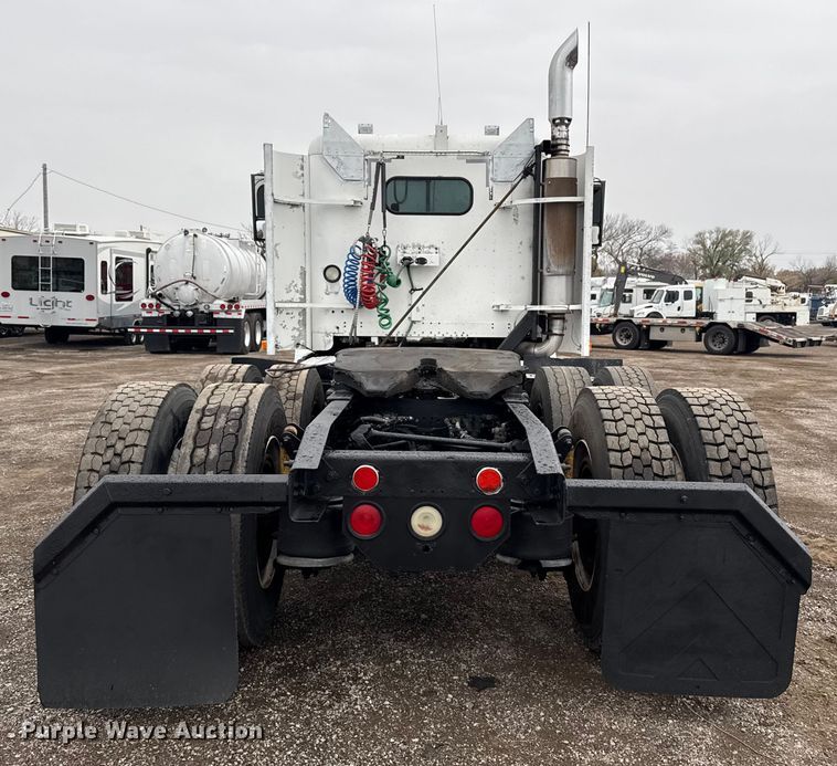 image for item EG1778 2000 Freightliner Conventional semi truck