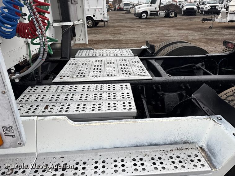 image for item EG1778 2000 Freightliner Conventional semi truck