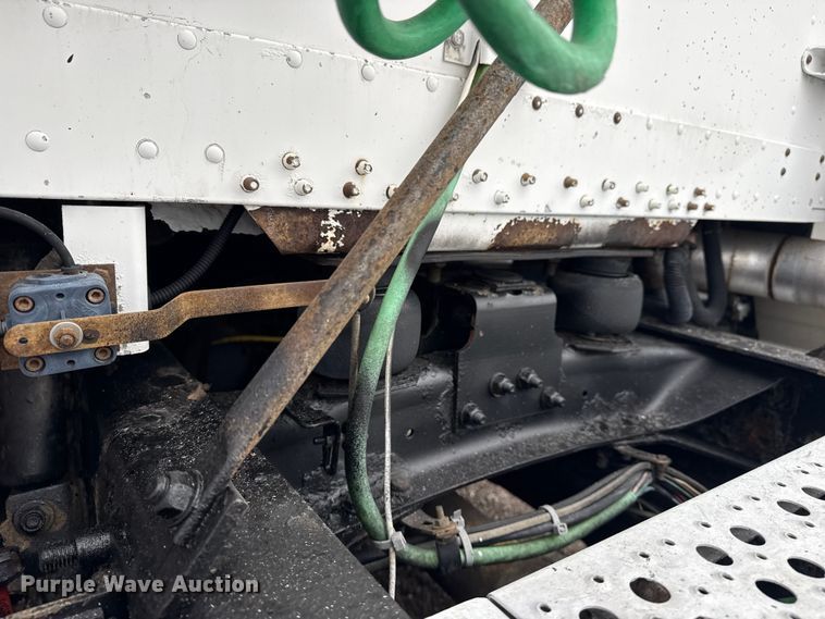 image for item EG1778 2000 Freightliner Conventional semi truck