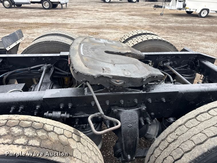 image for item EG1778 2000 Freightliner Conventional semi truck