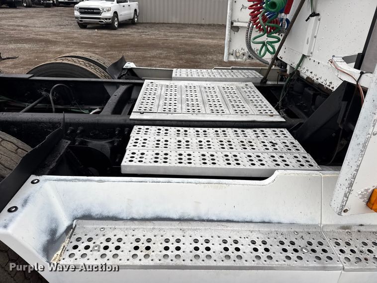 image for item EG1778 2000 Freightliner Conventional semi truck