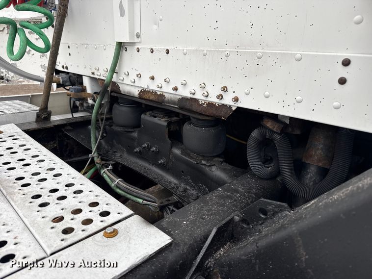 image for item EG1778 2000 Freightliner Conventional semi truck