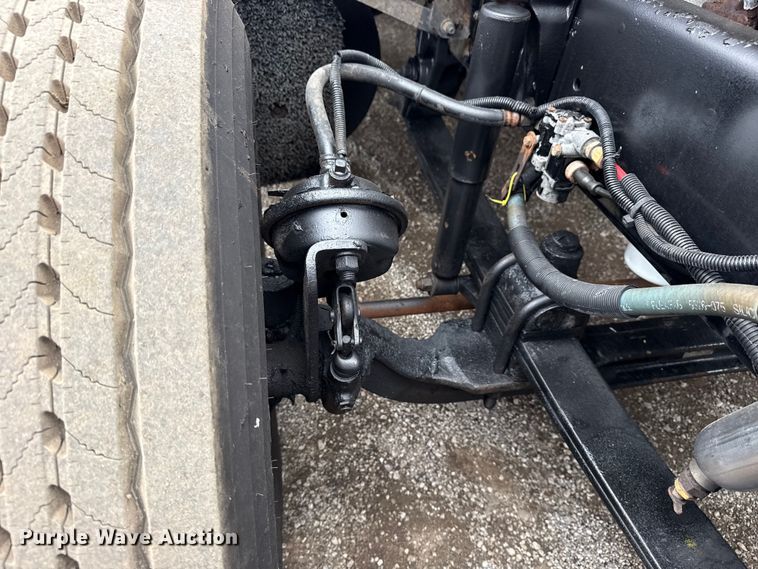 image for item EG1778 2000 Freightliner Conventional semi truck