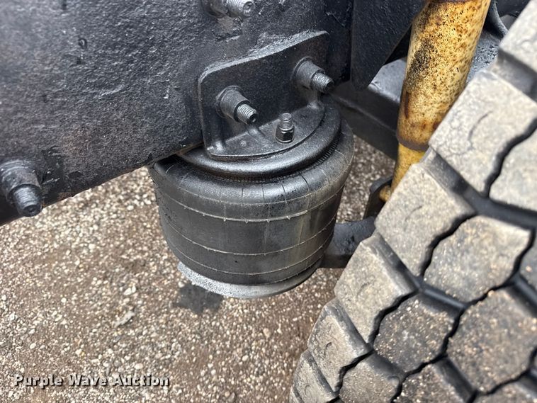 image for item EG1778 2000 Freightliner Conventional semi truck