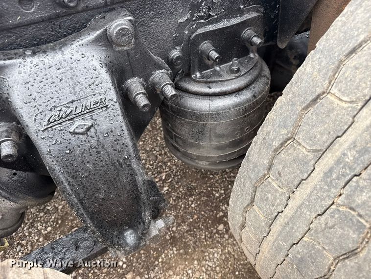 image for item EG1778 2000 Freightliner Conventional semi truck