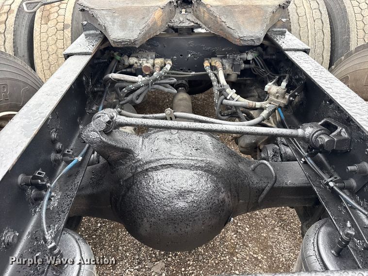 image for item EG1778 2000 Freightliner Conventional semi truck