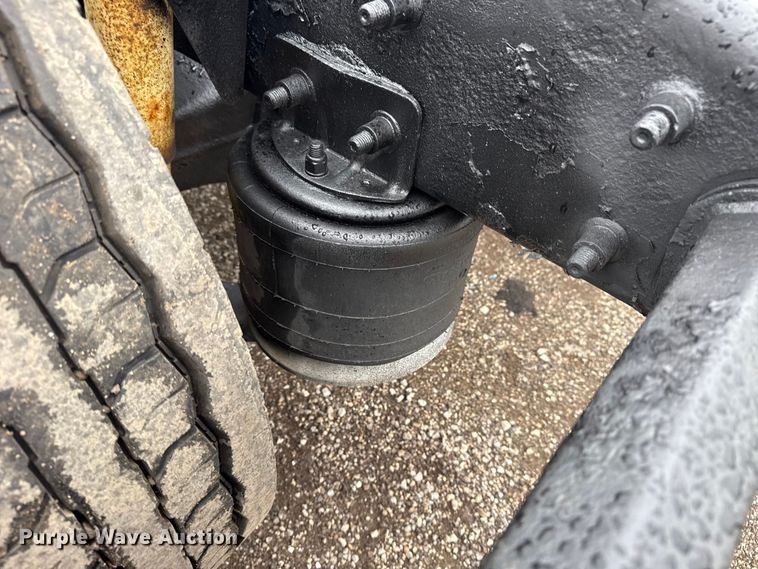 image for item EG1778 2000 Freightliner Conventional semi truck