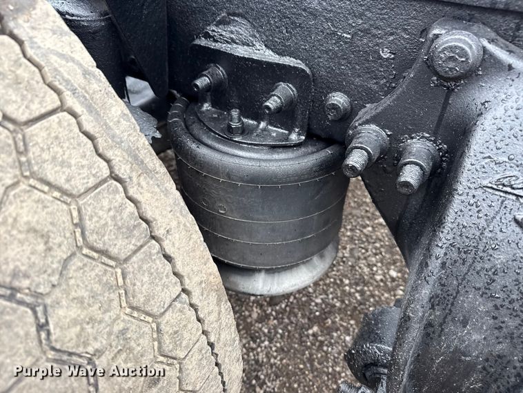 image for item EG1778 2000 Freightliner Conventional semi truck