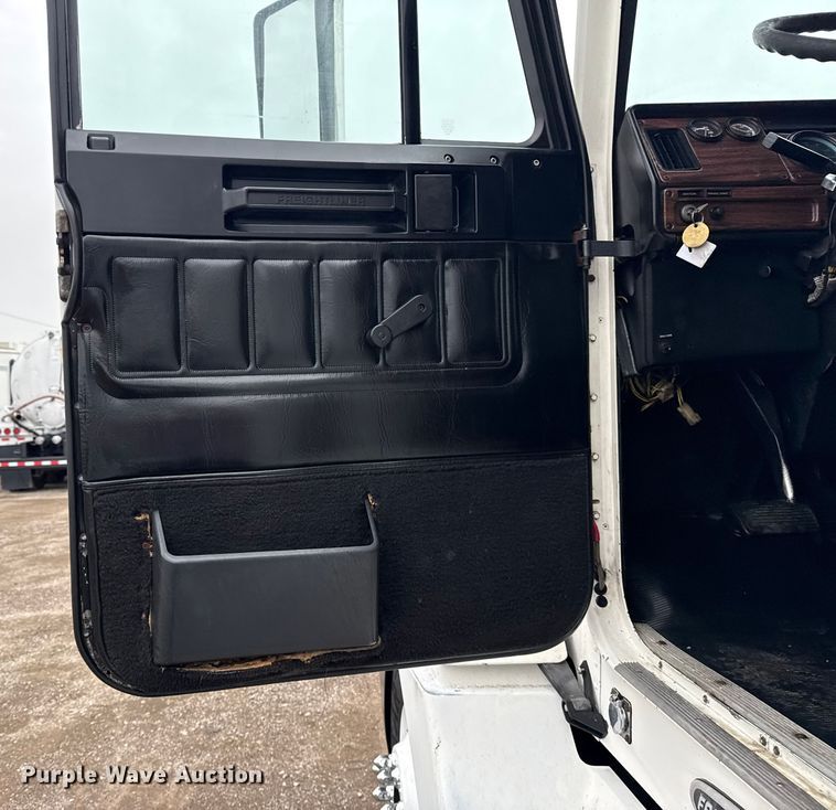 image for item EG1778 2000 Freightliner Conventional semi truck