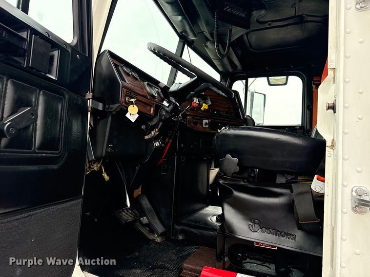 image for item EG1778 2000 Freightliner Conventional semi truck