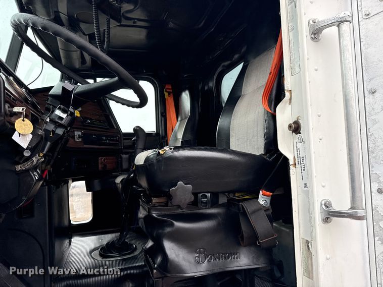 image for item EG1778 2000 Freightliner Conventional semi truck