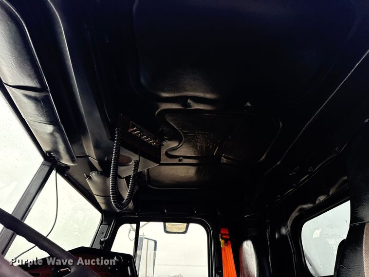 image for item EG1778 2000 Freightliner Conventional semi truck