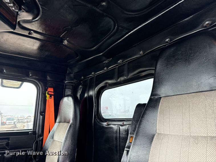 image for item EG1778 2000 Freightliner Conventional semi truck