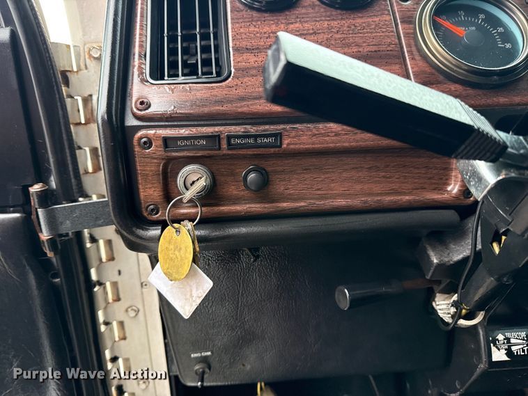 image for item EG1778 2000 Freightliner Conventional semi truck