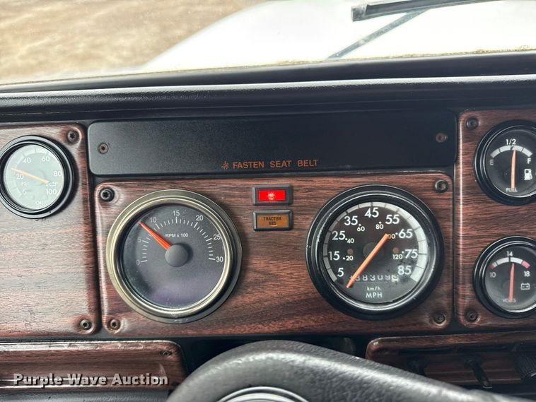 image for item EG1778 2000 Freightliner Conventional semi truck